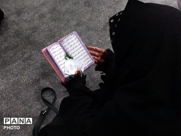شبی که ماه دو نیم شد