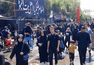 پیاده روی جاماندگان اربعین حسینی با حضور پرشور مردم مشهد