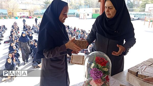 تجلیل از ستارگان دبیرستان صدیقه یک ناحیه 7 مشهد 