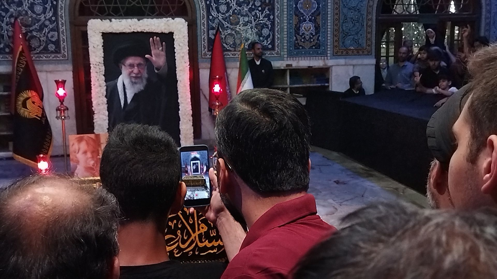 گذری بر مزار رهبر شهید و خانواده شهیدشان در دارلذکر حرم مطهر رضوی 