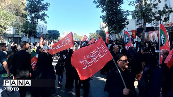 بدرقه باشکوه پیکر رهبر شهید روی دستان پرمهر ملت
