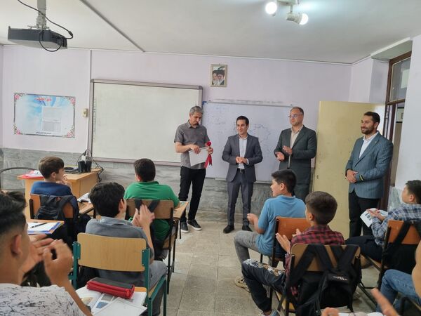 تقدیر از معلمان دبیرستان نمونه دولتی پژوهش آشخانه