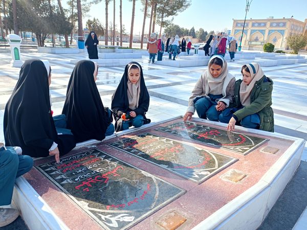 غبارروبی مزار شهدا توسط دانش‌آموزان دبستان سمیه