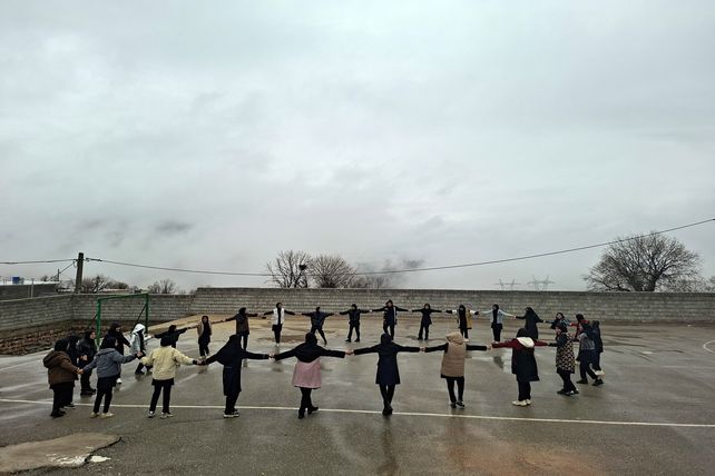 جلوه زیبای باران زمستانی در دبیرستان سبحان و مائده شلیل