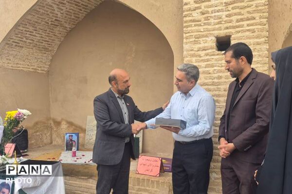 غبارروبی مزار شهدا و تجلیل از مقام والای خانواده‌های شهدا