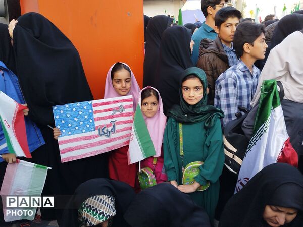دانش آموزان کرمانی در سوگ «شهدای دبستان شجره طیبه میناب»
