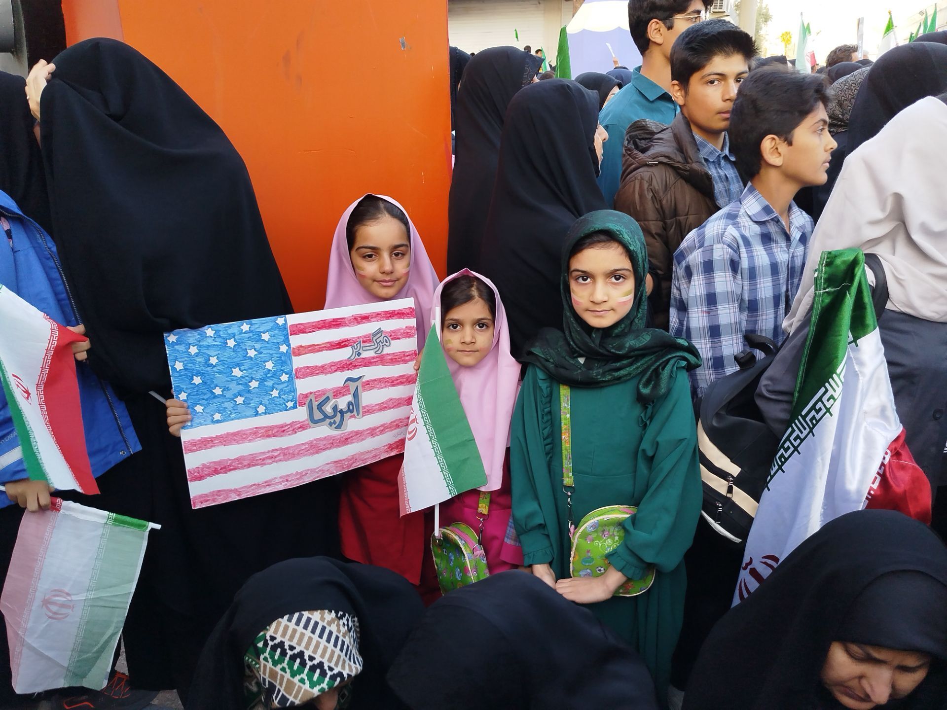 دانش آموزان کرمانی در سوگ «شهدای دبستان شجره طیبه میناب»