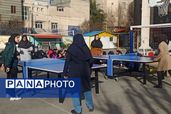 المپیاد ورزشی درون مدرسه‌ای به مناسبت گرامیداشت دهه فجر در آموزشگاه آرمینه مصلی نژاد شهرری