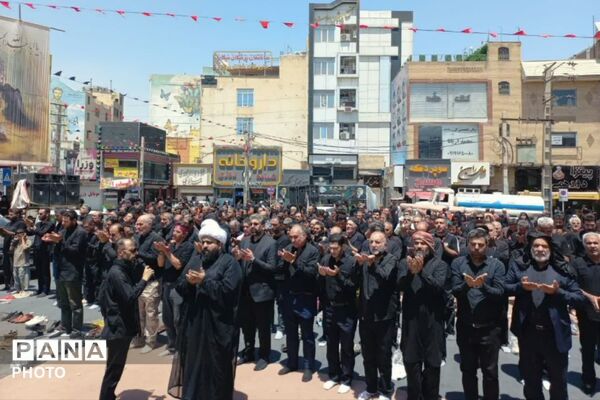 نماز ظهر عاشورا در میدان امام خامنه‌ای