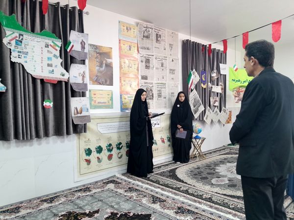 نمایشگاه انقلاب  در آموزشگاه تکتم