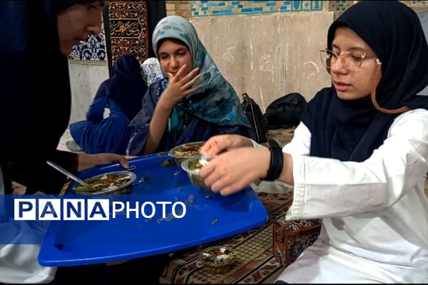 مراسم پخت نذری توسط دانش‌آموزان شیرازی به همت مجموعه تربیت علوی خواهران