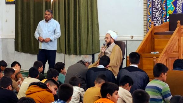  اقامه نماز جماعت و بازدید صمیمی از اعتکاف پسران در خلیل آباد