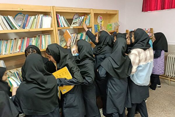 زنگ کتابخوانی در دبیرستان امام علی(ع) ورامین