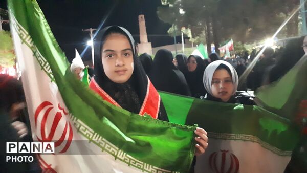 حضور پرشور پیشتازان سازمان دانش‌آموزی ابرکوه در تجمعات شبانه