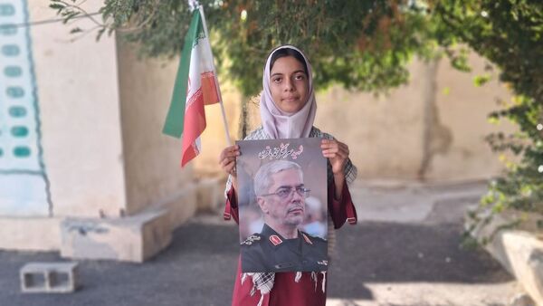 جشن باشکوه دهه فجر و پاسداشت پرچم جمهوری اسلامی در دبستان استقلال حاجی‌آباد