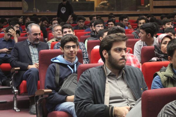 آیین تجلیل از برگزیدگان چهل و دومین دوره مسابقات فرهنگی و هنری دانش‌آموزان شهر تهران
