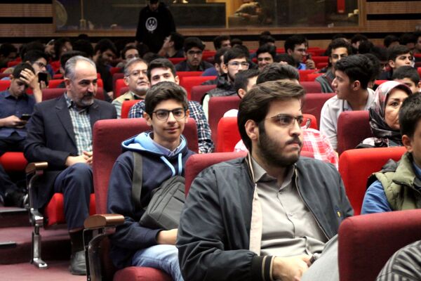آیین تجلیل از برگزیدگان چهل و دومین دوره مسابقات فرهنگی و هنری دانش‌آموزان شهر تهران