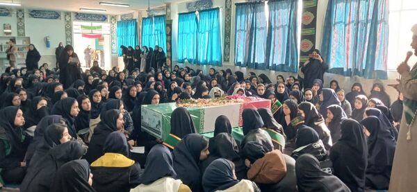 وداع دانش‌آموزان هنرستان الزهرا با پیکر مطهر شهید گمنام