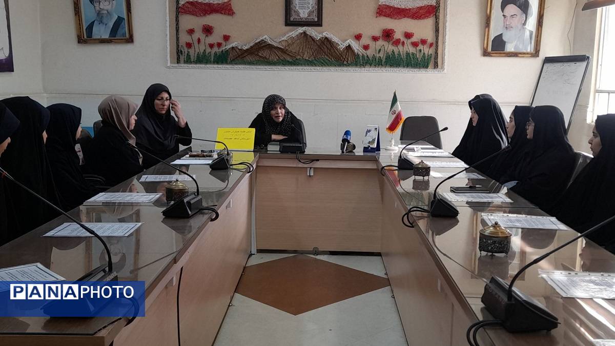 برگزاری اولین جلسه همیاران مشاور دبیرستان شاهد عصمت ناحیه۳ کرج در سال تحصیلی جدید 