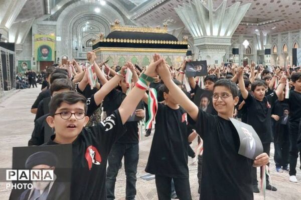هم‌نوایی دانش‌آموزان منطقه ۵ تهران با سرود «باید برخاست» در سوگواری رهبر شهید