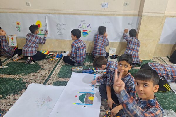 برپایی نقاشی همگانی در هفته ماها در آموزشگاه معارف۶ ناحیه ۳شیراز 