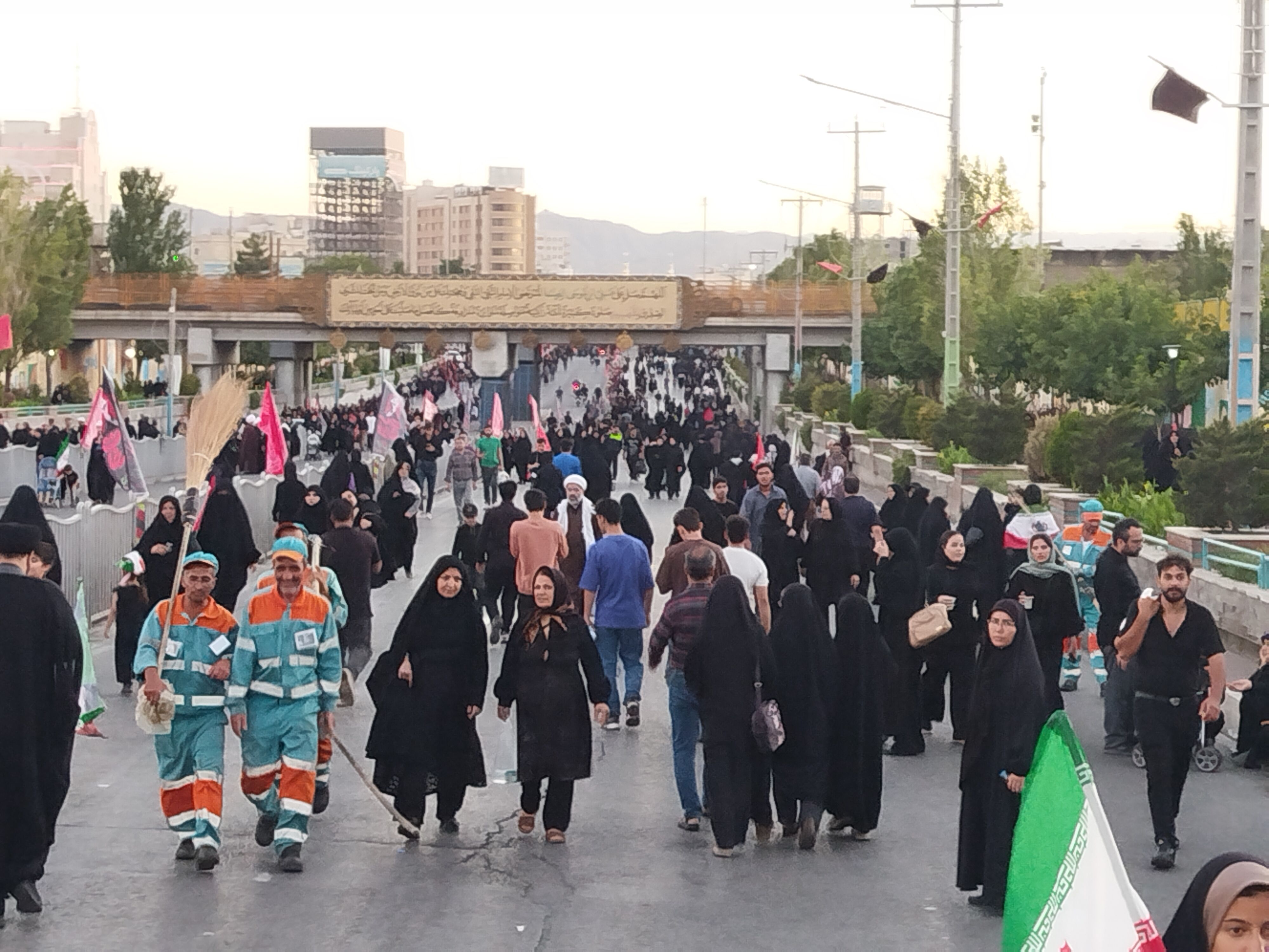 مشهد، روایت‌گر حماسه وفاداری؛ بدرقه باشکوه رهبر شهید ایران