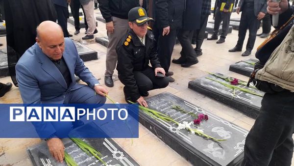 مراسم عطرافشانی مزار شهدا با حضور پرشکوه نوجوانان دهه نودی