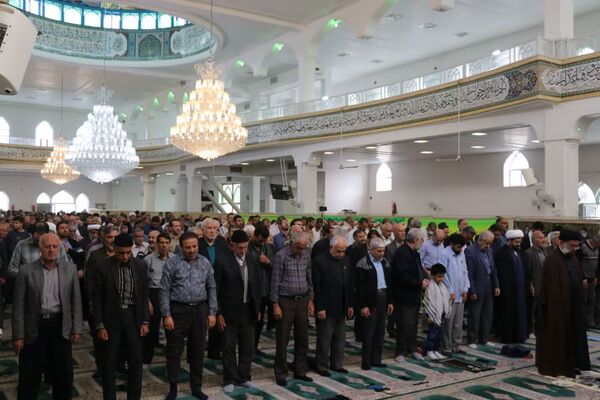 حضور با شکوه دانش‌آموزان و فرهنگیان در مراسم پر فیض نماز جمعه آباده در آستانه روز دانش‌آموز
