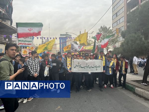 حضور پرشور دانش‌آموزان البرزی در راهپیمایی 13 آبان 