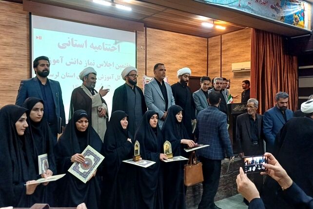 تجلیل از فرهنگیان و دانش‌ آموزان فعال قرآن، عترت و نماز