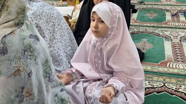 مراسم روز سوم اعتکاف دانش‌آموزان دختر در مسجدالنبی کرج