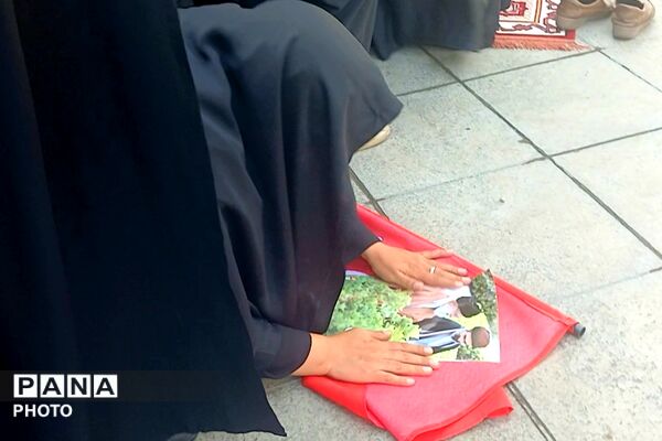 حضور جمعیت و مهمانان ویژه در مراسم وداع با رهبر شهید در مصلی امام خمینی تهران