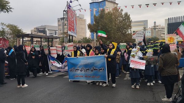 حضور پرشور دانش‌آموزان البرزی در راهپیمایی 13 آبان 