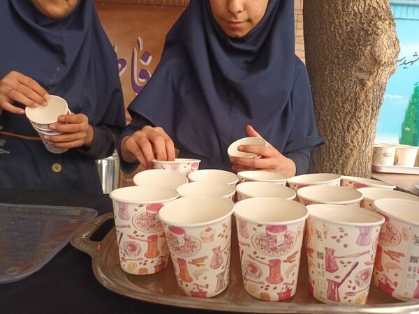 عطر فاطمی در فضای آموزش دبیرستان میرزا جعفر سروقد با برپایی ایستگاه صلواتی 