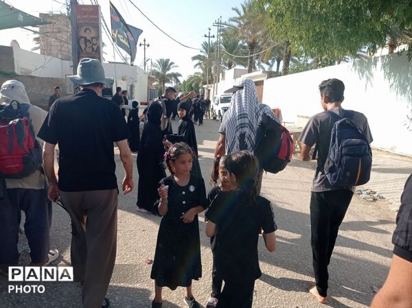 آیینِ کوچکِ مهمان‌نوازی در مسیرِ بی‌پایانِ نجف به کربلا