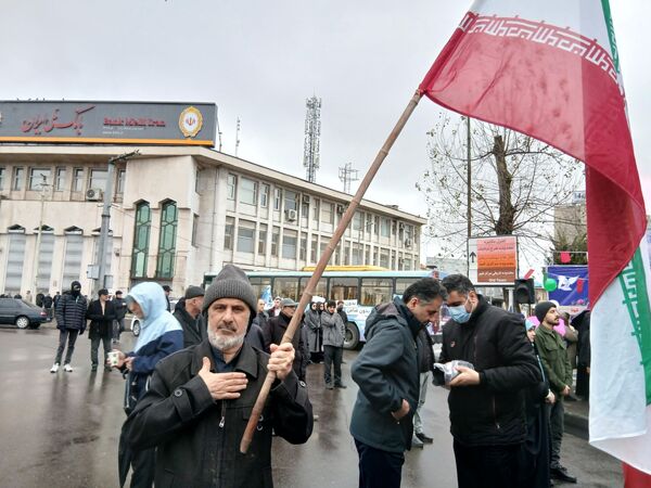 باران عشق وارادت به انقلاب همراه با باران‌ها ی نقره‌ای رشت