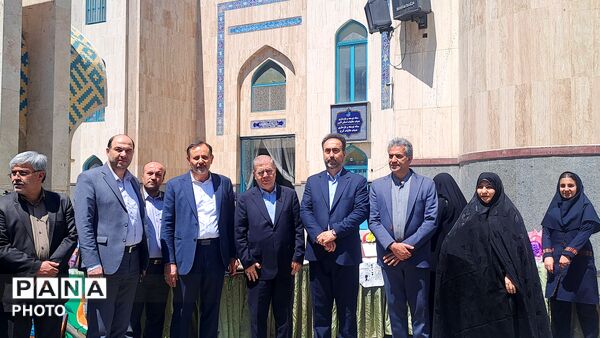 خروش جوانان در مصلی کرج با اجرای سرود و رجزخوانی  دانش‌آموزان در آیین پاسداشت میهن