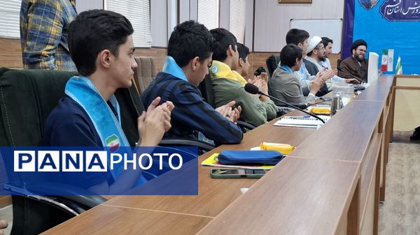 نشست صمیمی اعضای مجلس دانش‌آموزی و خبرنگاران پانا با معاون تربیت‌بدنی و سلامت آموزش و پرورش قم