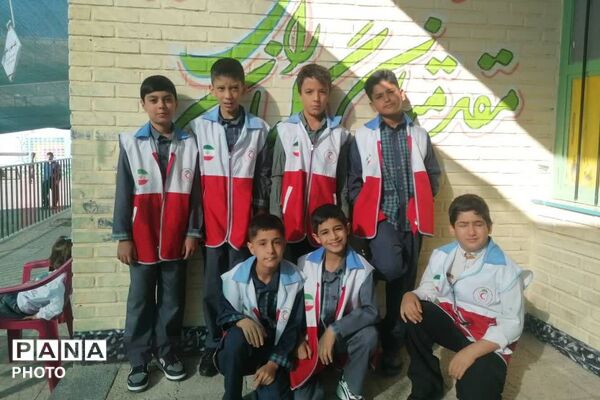 نواخته شدن زنگ مهر با حضور مسئولین در مدرسه امام خمینی(ره) شهر نیر