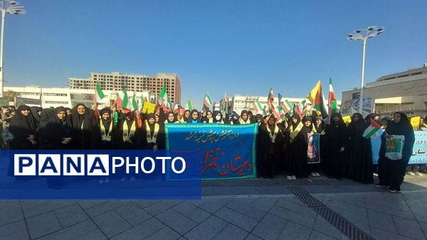 حضور پرشور دانش آموزان پیشتاز مشهدی در راهپیمایی یوم الله ۱۳ آبان