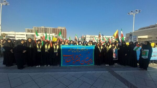 حضور پرشور دانش آموزان پیشتاز مشهدی در راهپیمایی یوم الله ۱۳ آبان
