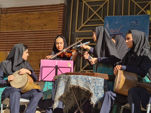 آئین نواختن زنگ مهر در دبیرستان دخترانه فرهنگ ۱۳ 