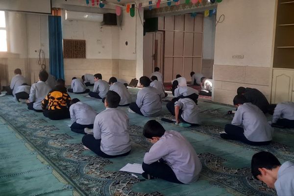   برگزاری امتحانات در دبیرستان هیات امنایی رازی 