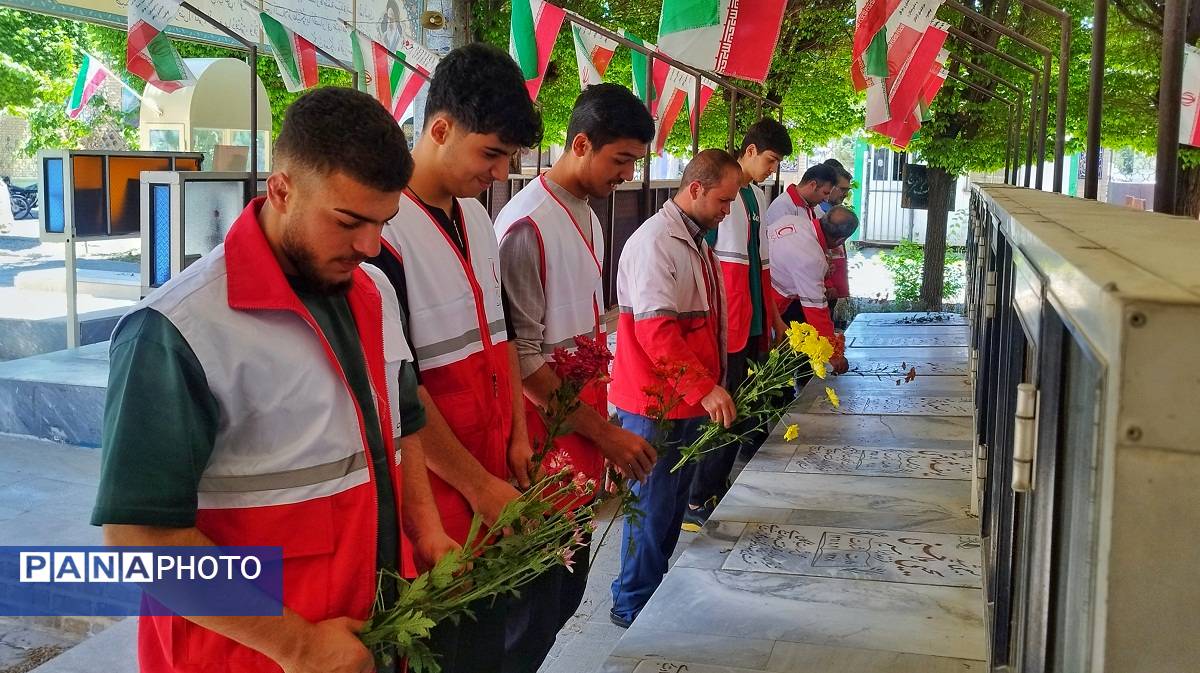 غبارروبی گلزار شهدا به‌مناسبت هفته هلال احمر در اشتهارد