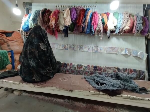 هنر قالی بافی ،پیشه‌ سنتی‌ بانوان‌ مهدی آباد خلیل آباد 