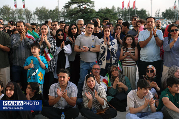 اجرای ارکستر سمفونیک تهران در میدان آزادی
