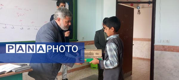 تقدیر از دانش‌آموزان برتر قرآنی در دبستان حضرت رقیه (س)