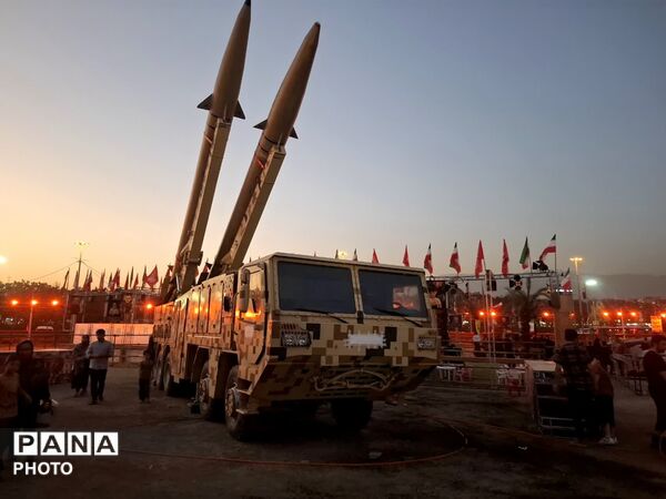آشنایی نوجوانان با اصول اولیه کار با سلاح در غرفه «شهر کودک و نوجوان حسینی» محرم‌شهر
