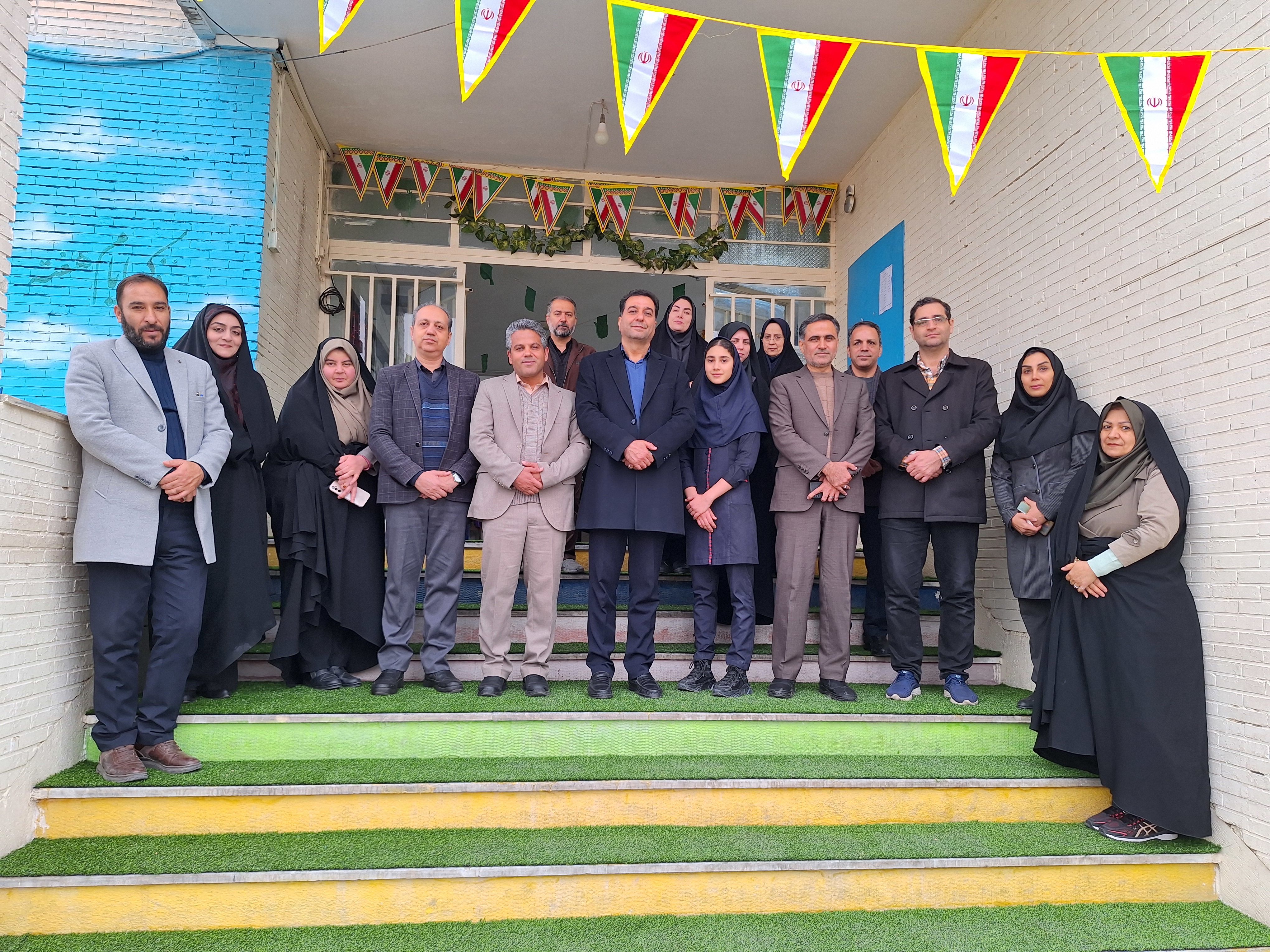 بازدید مدیرکل آموزش و پرورش استان اصفهان از مدرسه حضرت زینب (س) ناحیه ۴ (در طرح نماد)