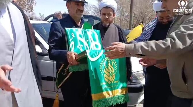 ورود خادمان و پرچم متبرک حرم حضرت معصومه (س)